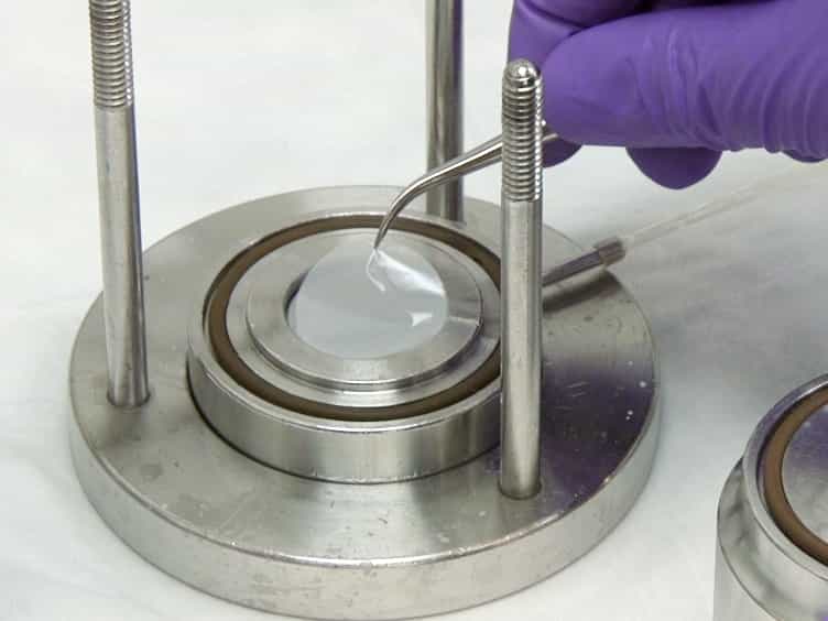 Custom-designed Laser-based Heating Apparatus for Triggered Release of Cisplatin from Thermosensitive Liposomes with Magnetic Resonance Image Guidance