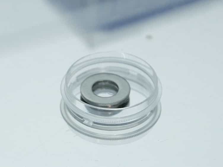Sandwich-like Microenvironments to Harness Cell/Material Interactions