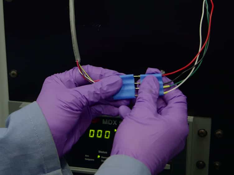 Seedless Growth of Bismuth Nanowire Array via Vacuum Thermal Evaporation