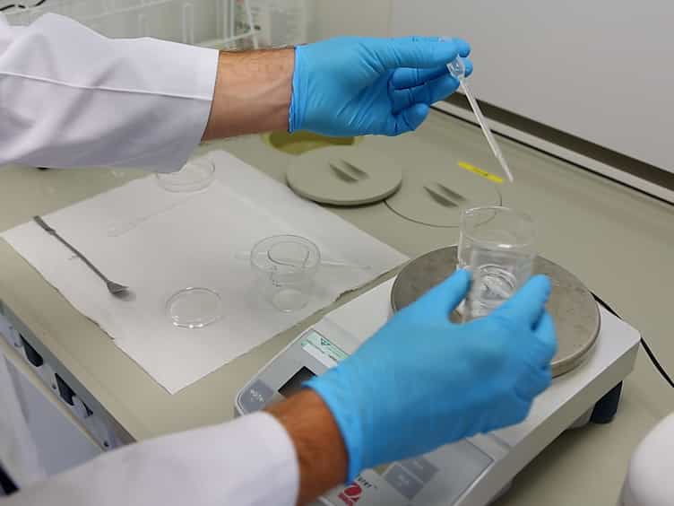 Preparation of Macroporous Epitaxial Quartz Films on Silicon by Chemical Solution Deposition