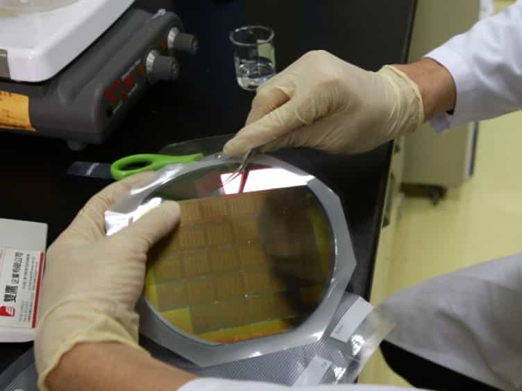 Preparation of Silicon Nanowire Field-effect Transistor for Chemical and Biosensing Applications