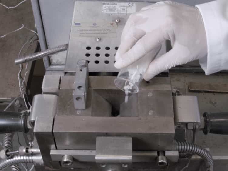 A Facile and Eco-friendly Route to Fabricate PolyLactic Acid Scaffolds with Graded Pore Size