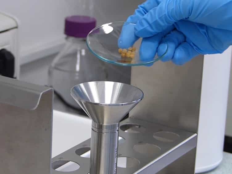 Extraction of Organochlorine Pesticides from Plastic Pellets and Plastic Type Analysis