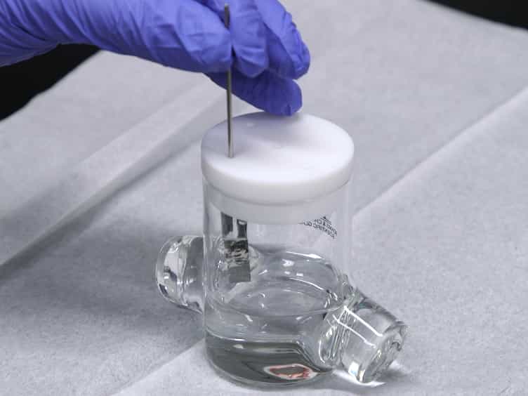 Total Internal Reflection Absorption Spectroscopy TIRAS for the Detection of Solvated Electrons at a Plasma-liquid Interface