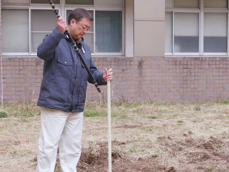 Tracking Infiltration Front Depth Using Time-lapse Multi-offset Gathers Collected with Array Antenna Ground Penetrating Radar