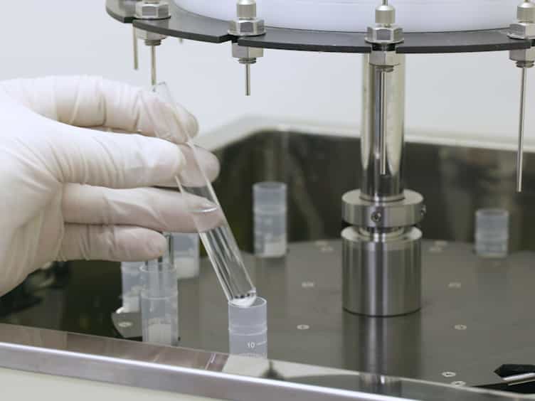 Quantitative and Qualitative Method for Sphingomyelin by LC-MS Using Two Stable Isotopically Labeled Sphingomyelin Species