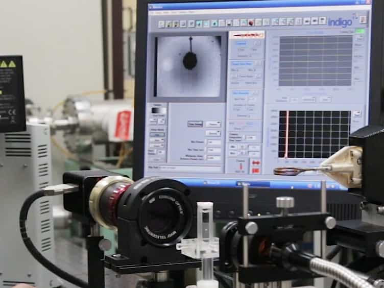 Near-Infrared Temperature Measurement Technique for Water Surrounding an Induction-heated Small Magnetic Sphere