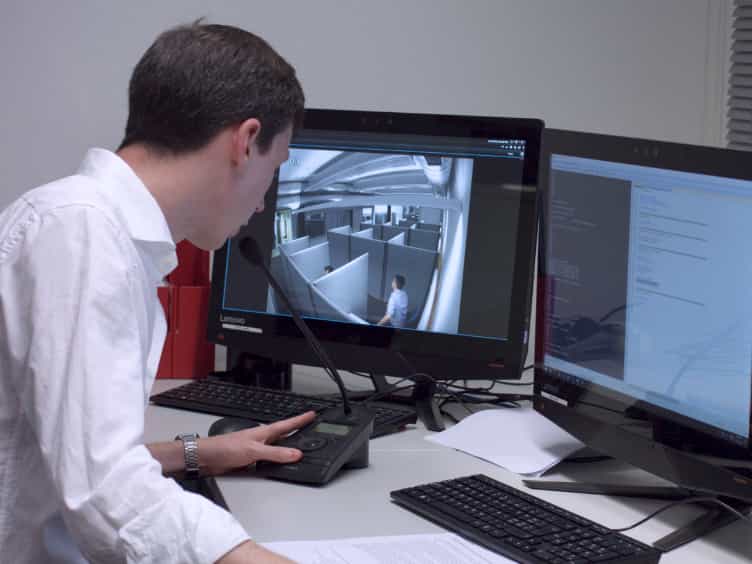 A Networked Desktop Virtual Reality Setup for Decision Science and Navigation Experiments with Multiple Participants