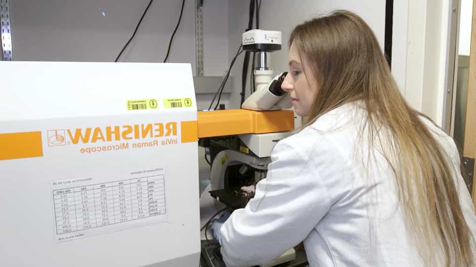 Surface-enhanced Resonance Raman Scattering Nanoprobe Ratiometry for Detecting Microscopic Ovarian Cancer via Folate Receptor Targeting