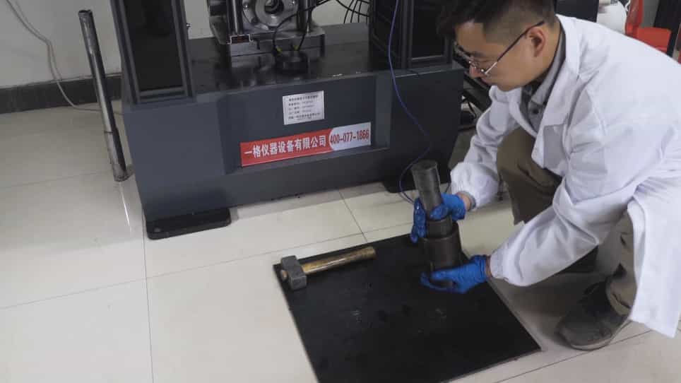 A Uniaxial Compression Experiment with CO2-Bearing Coal Using a Visualized and Constant-Volume Gas-Solid Coupling Test System