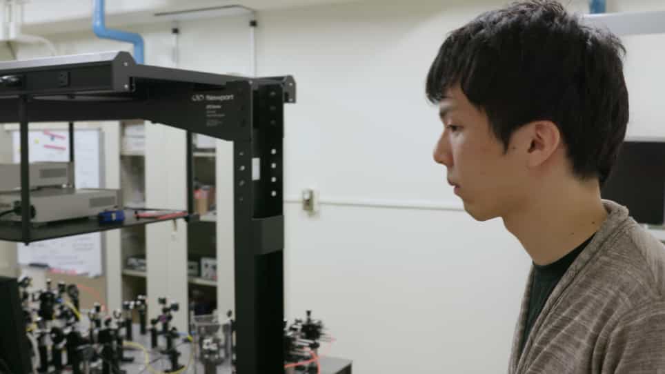 A Photonic System for Generating Unconditional Polarization-Entangled Photons Based on Multiple Quantum Interference