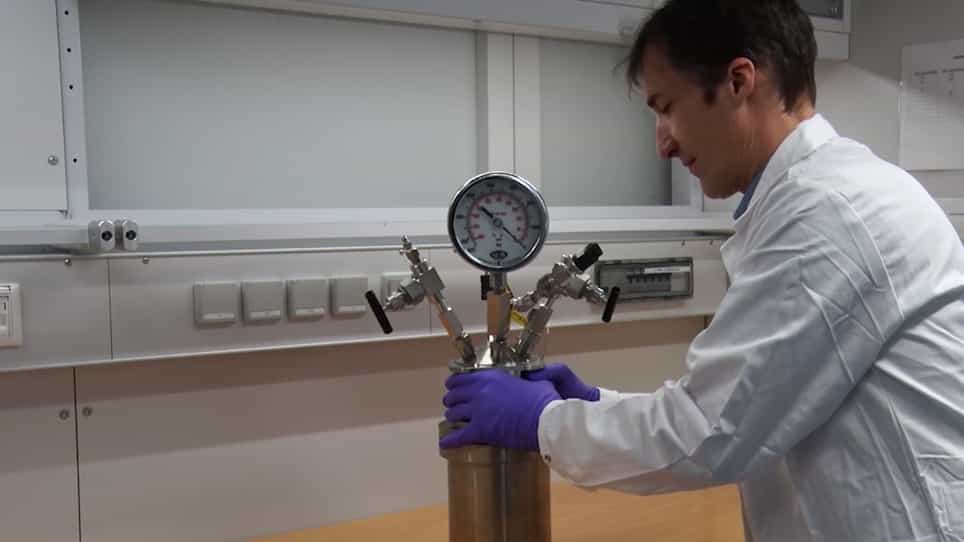 Using Flexible Gold-Titanium Reaction Cells to Simulate Pressure-Dependent Microbial Activity in the Context of Subsurface Biomining