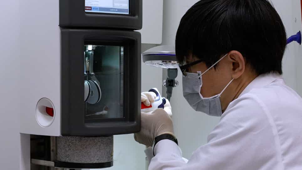 Preparation of High-Temperature Sample Grids for Cryo-EM