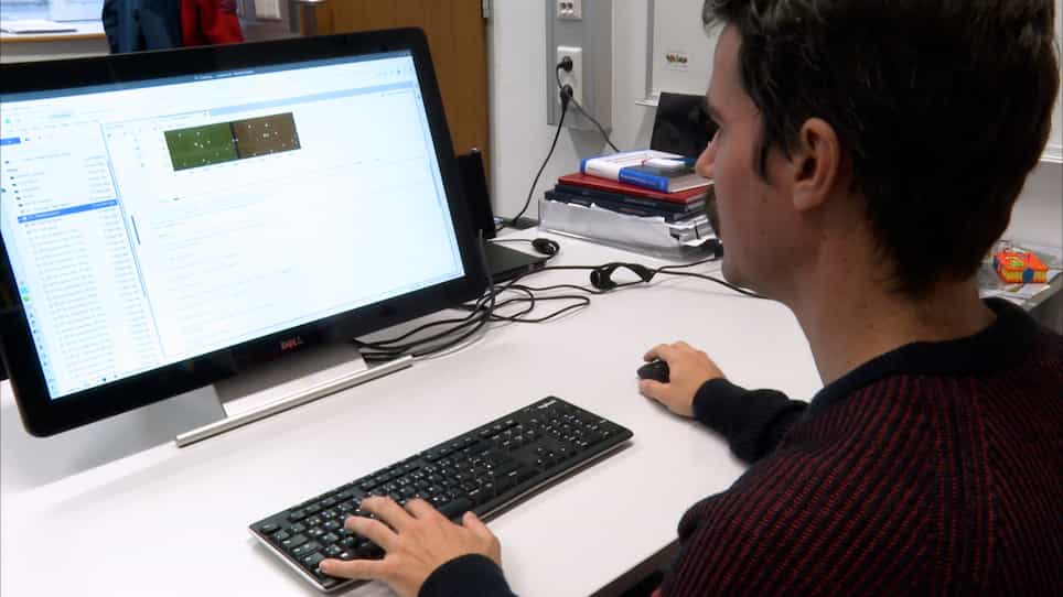 Automated Two-dimensional Spatiotemporal Analysis of Mobile Single-molecule FRET Probes