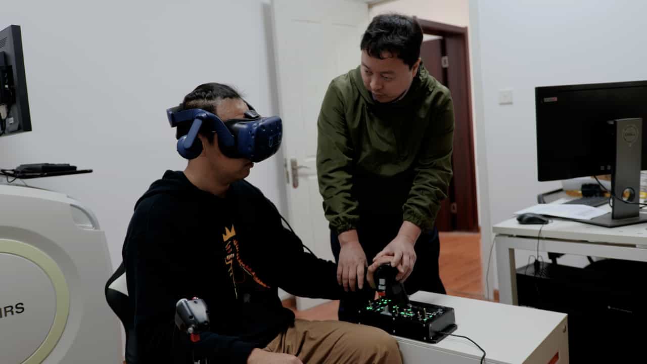 Evaluating Flight Performance and Eye Movement Patterns Using Virtual Reality Flight Simulator