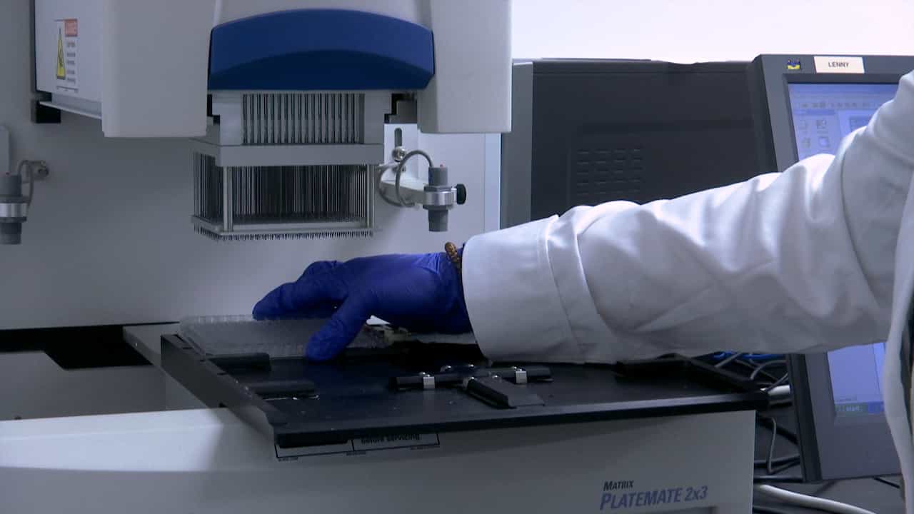 High-Throughput Screening to Obtain Crystal Hits for Protein Crystallography