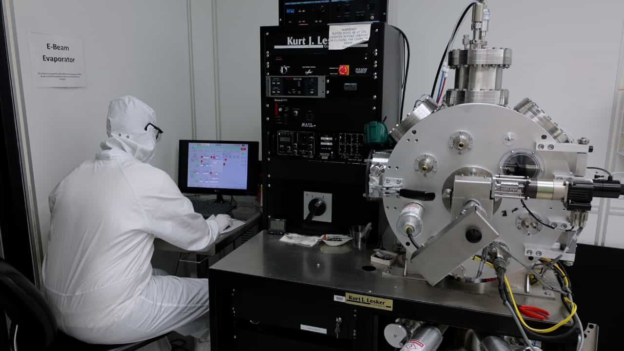 Author Spotlight: Tracking Electrochemistry on Single Nanoparticles with Surface-Enhanced Raman Scattering Spectroscopy and Microscopy