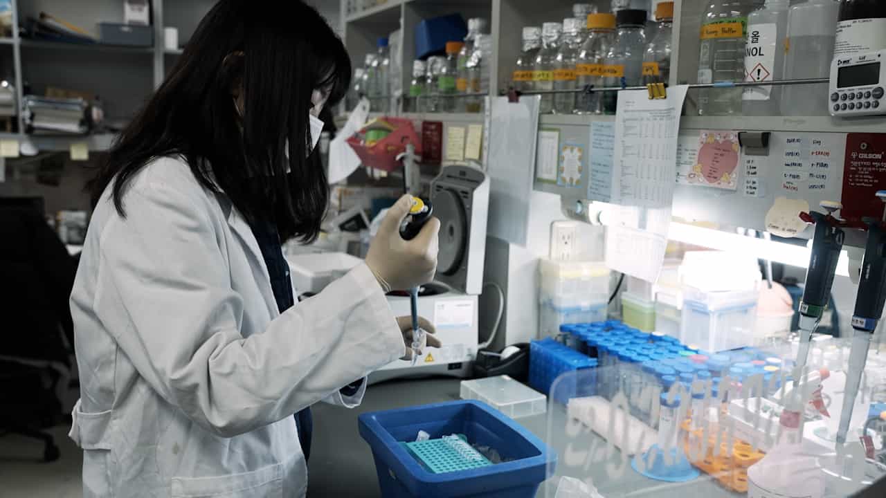 Optimizing Sample Preparation for Cryogenic Electron Microscopy