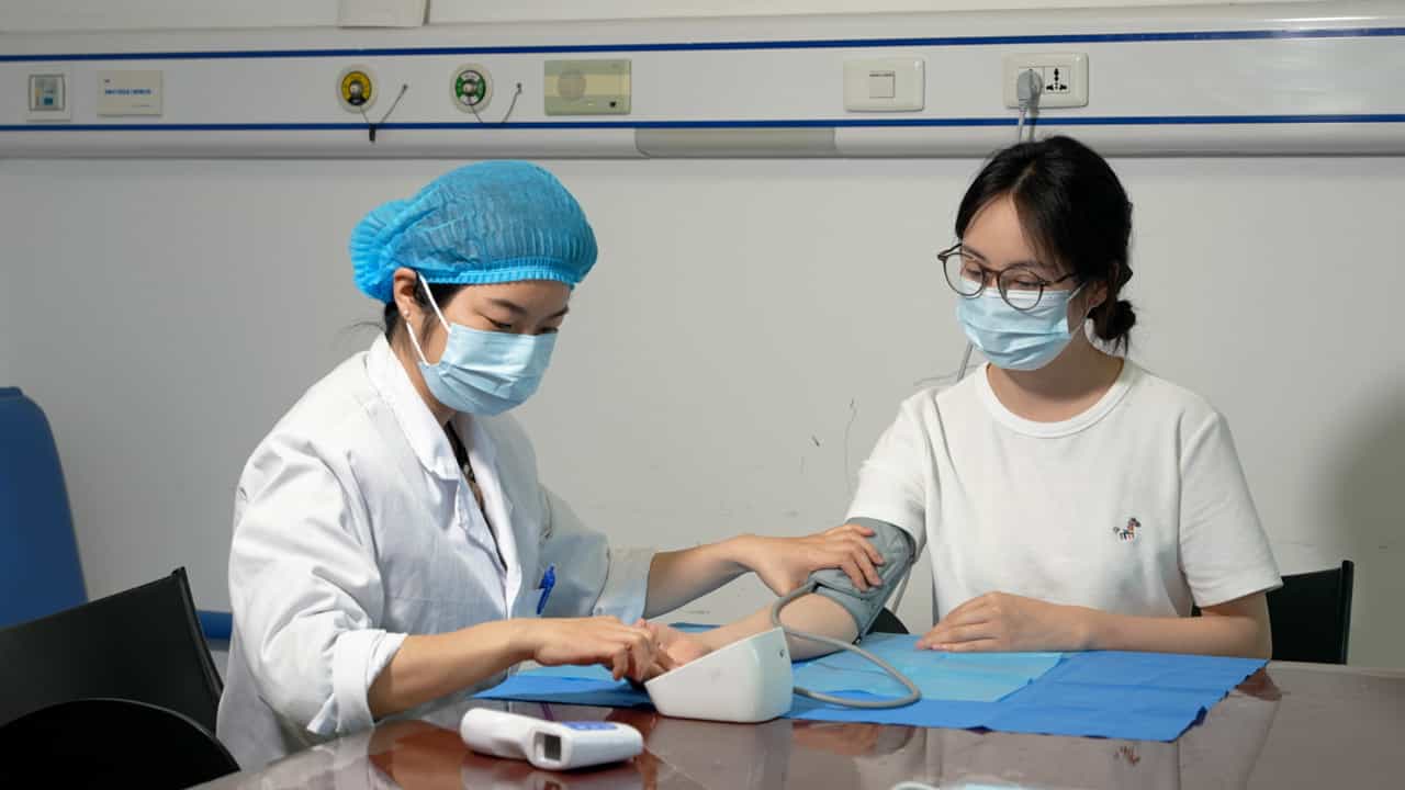 Preliminary Study on Acupuncture Combined with Grain-sized Moxibustion for Treating Rheumatoid Arthritis with Finger Joint Pain