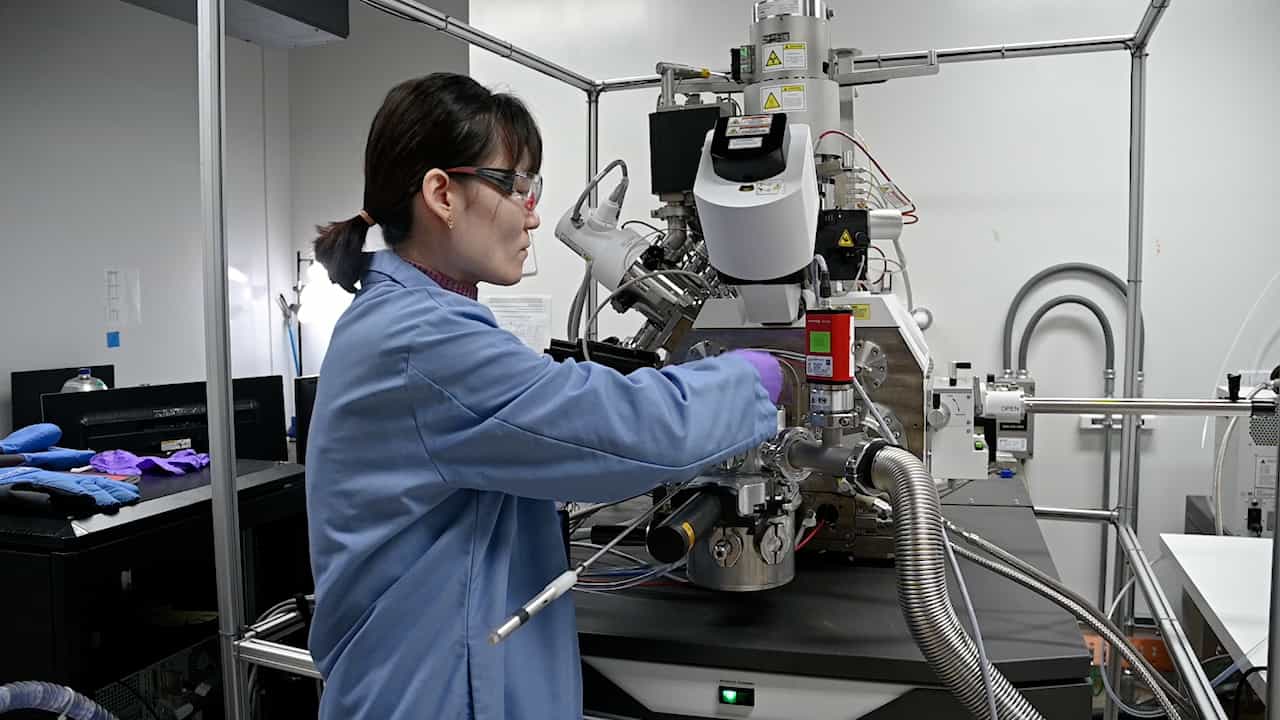 Workflow Using a Cryogenic Coincident Fluorescence, Electron, and Ion Beam Microscope for Targeted Milling of Cells