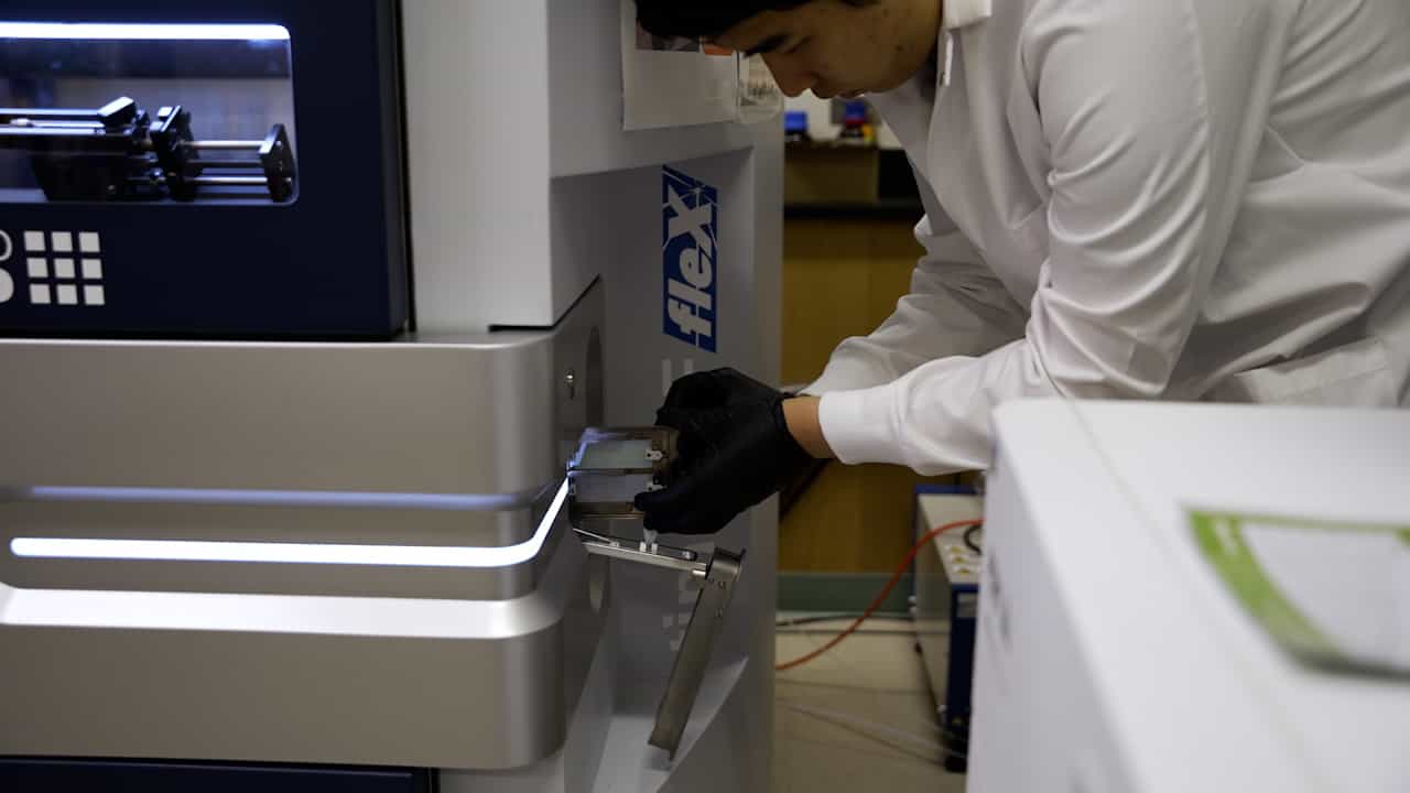 Fluorescence-Guided Matrix-assisted Laser Desorption/Ionization with Laser-Induced Postionization Mass Spectrometry of Individual Rat Neural Cells