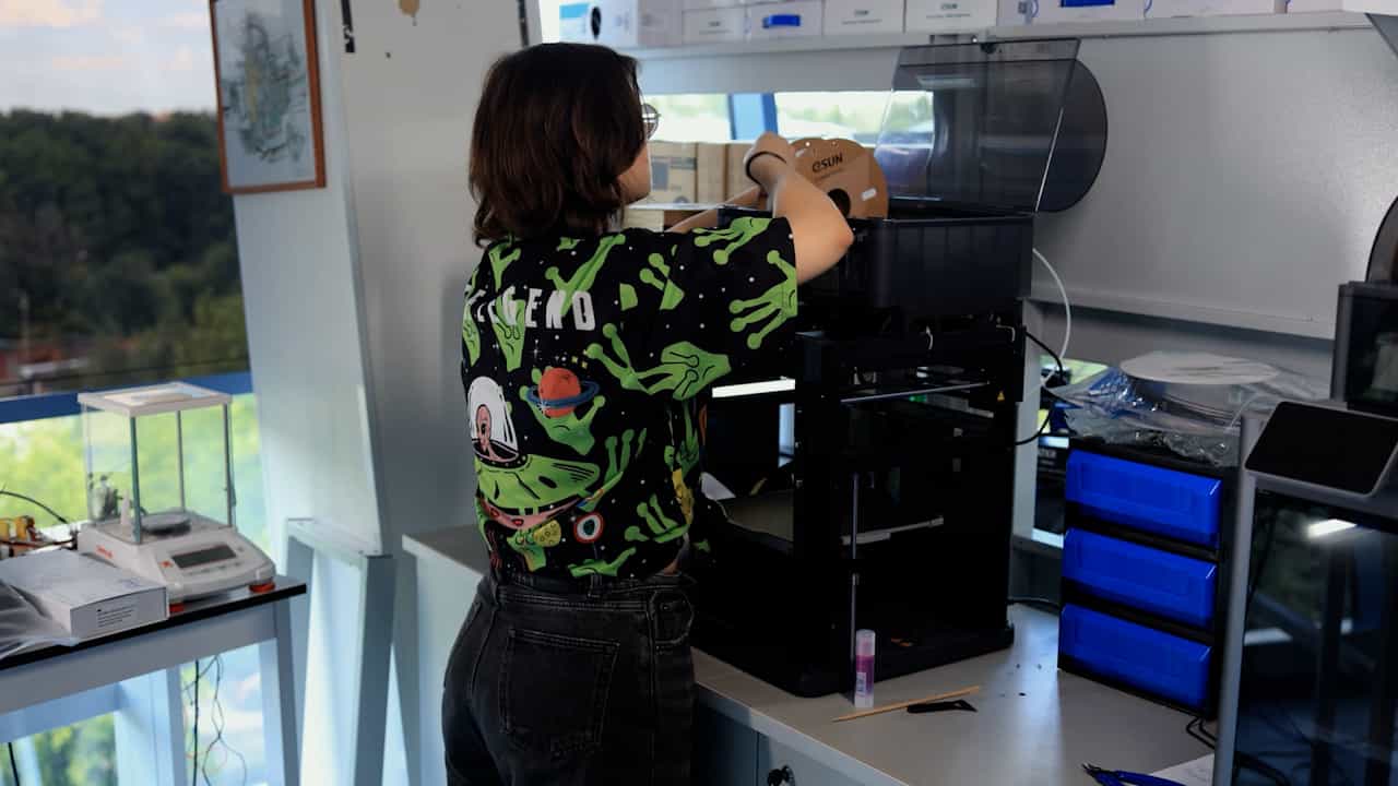 Medium-Throughput Column DNA Extraction Using 24-Well Racks