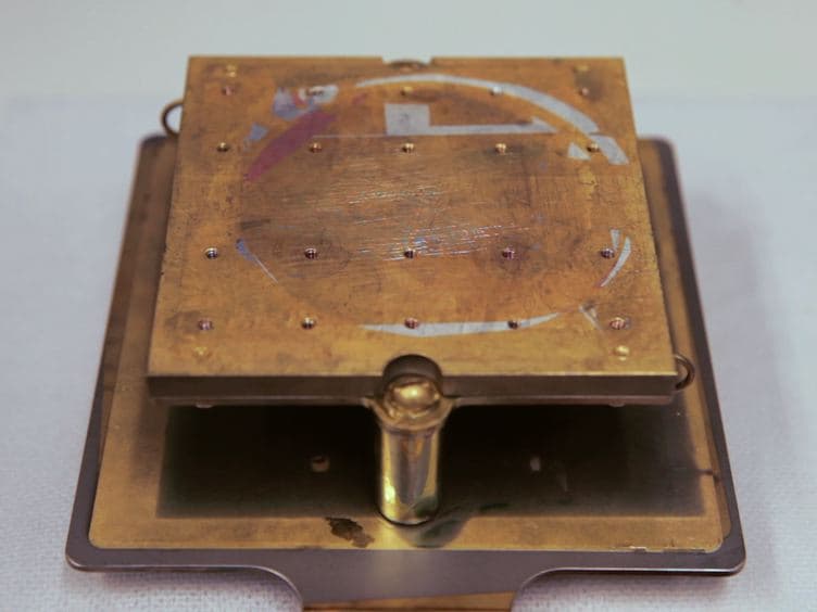 Fabricating Nanogaps by Nanoskiving