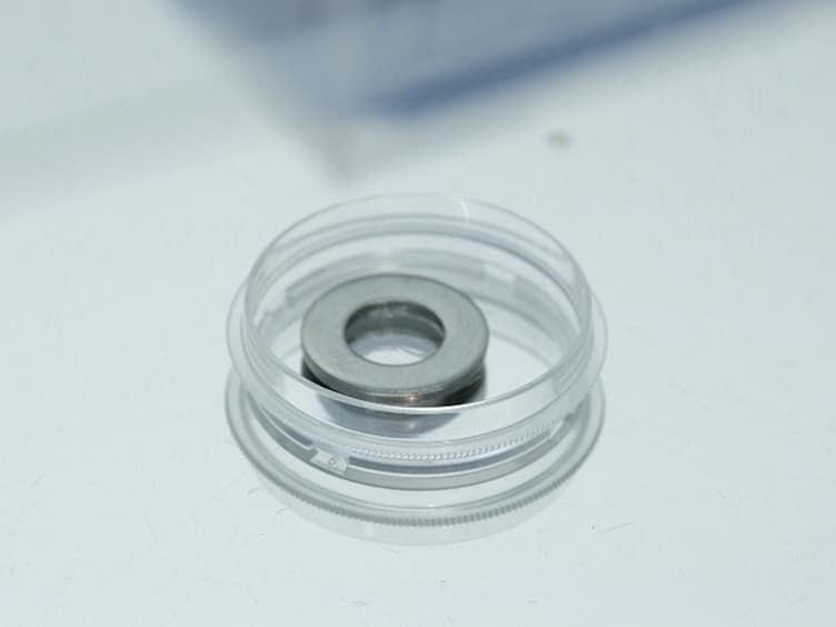Sandwich-like Microenvironments to Harness Cell/Material Interactions