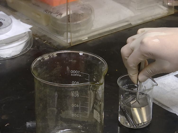 Preparation and High-temperature Anti-adhesion Behavior of a Slippery Surface on Stainless Steel