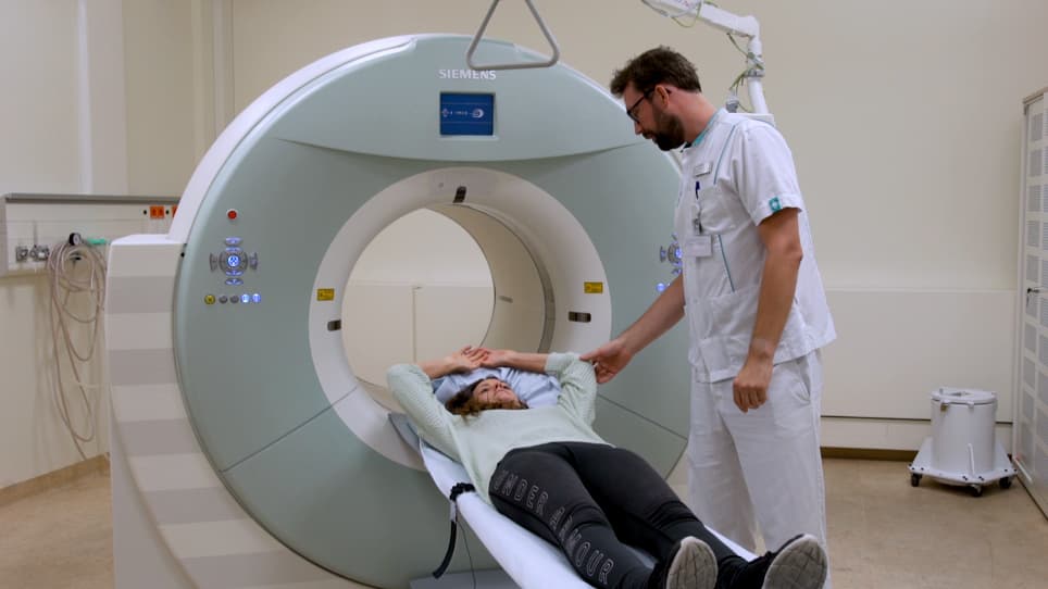 Management of Respiratory Motion Artefacts in <sup>18</sup>F-fluorodeoxyglucose Positron Emission Tomography using an Amplitude-Based Optimal Respiratory Gating Algorithm