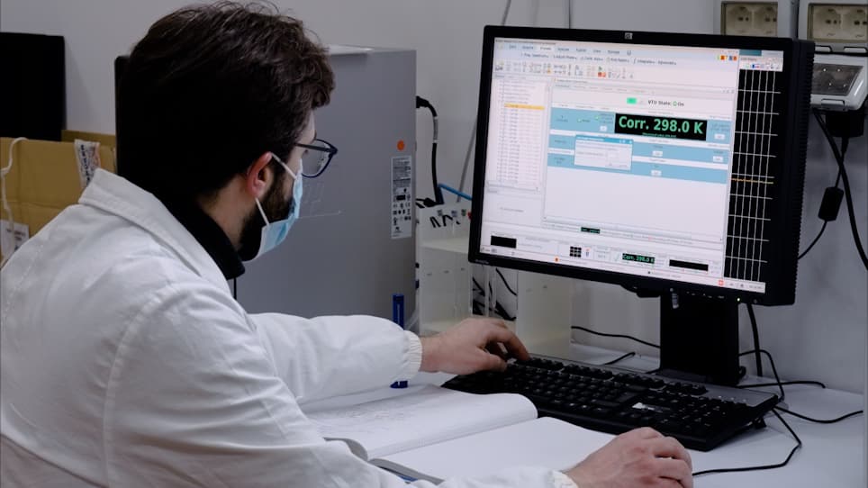 Monitoring Protein-Ligand Interactions in Human Cells by Real-Time Quantitative In-Cell NMR using a High Cell Density Bioreactor