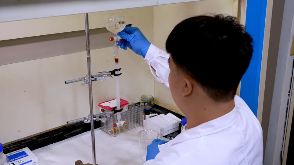 Estimating the Yield of Compounds on the TLC Plate via the Blue-LED Illumination Technique