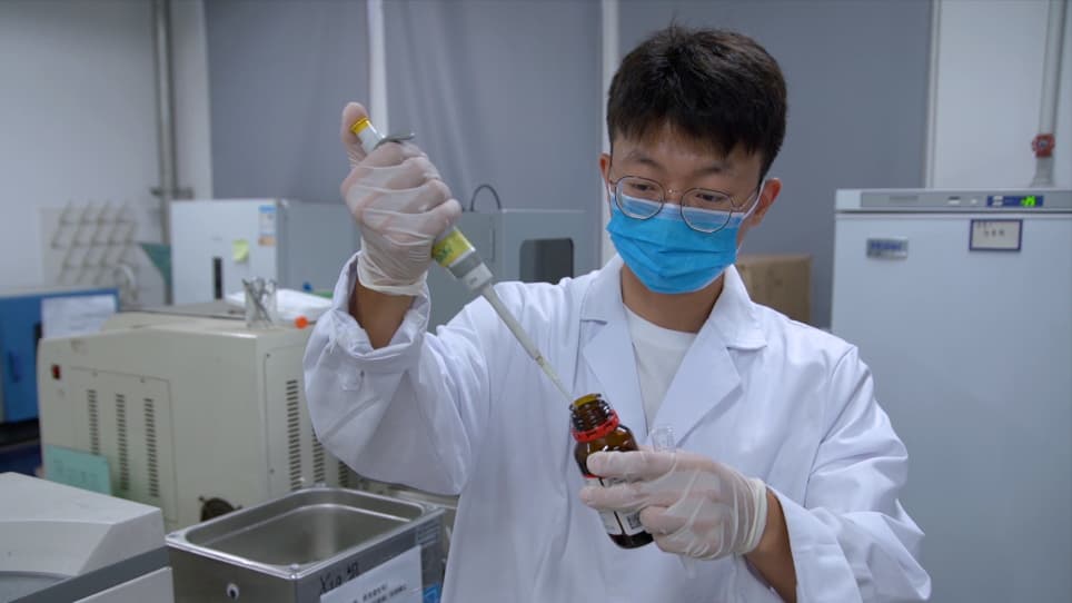 Cellular Affinity of Particle-Stabilized Emulsion to Boost Antigen Internalization
