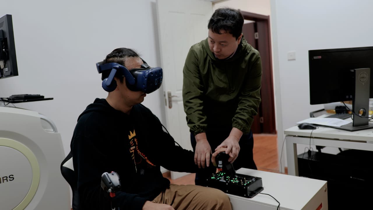 Evaluating Flight Performance and Eye Movement Patterns Using Virtual Reality Flight Simulator