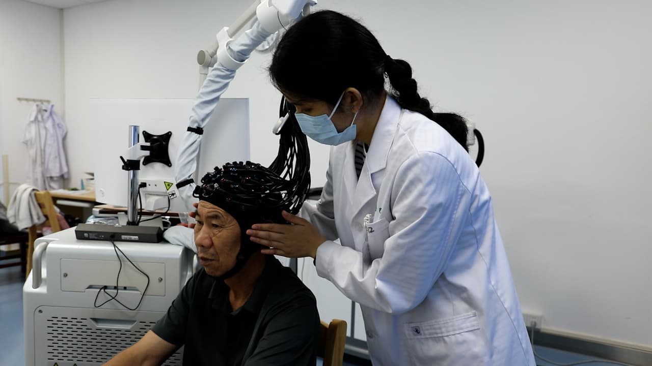 Soft Pneumatic Robot Modulates Graph Theory Metrics of Brain Network for Hand Rehabilitation After Stroke