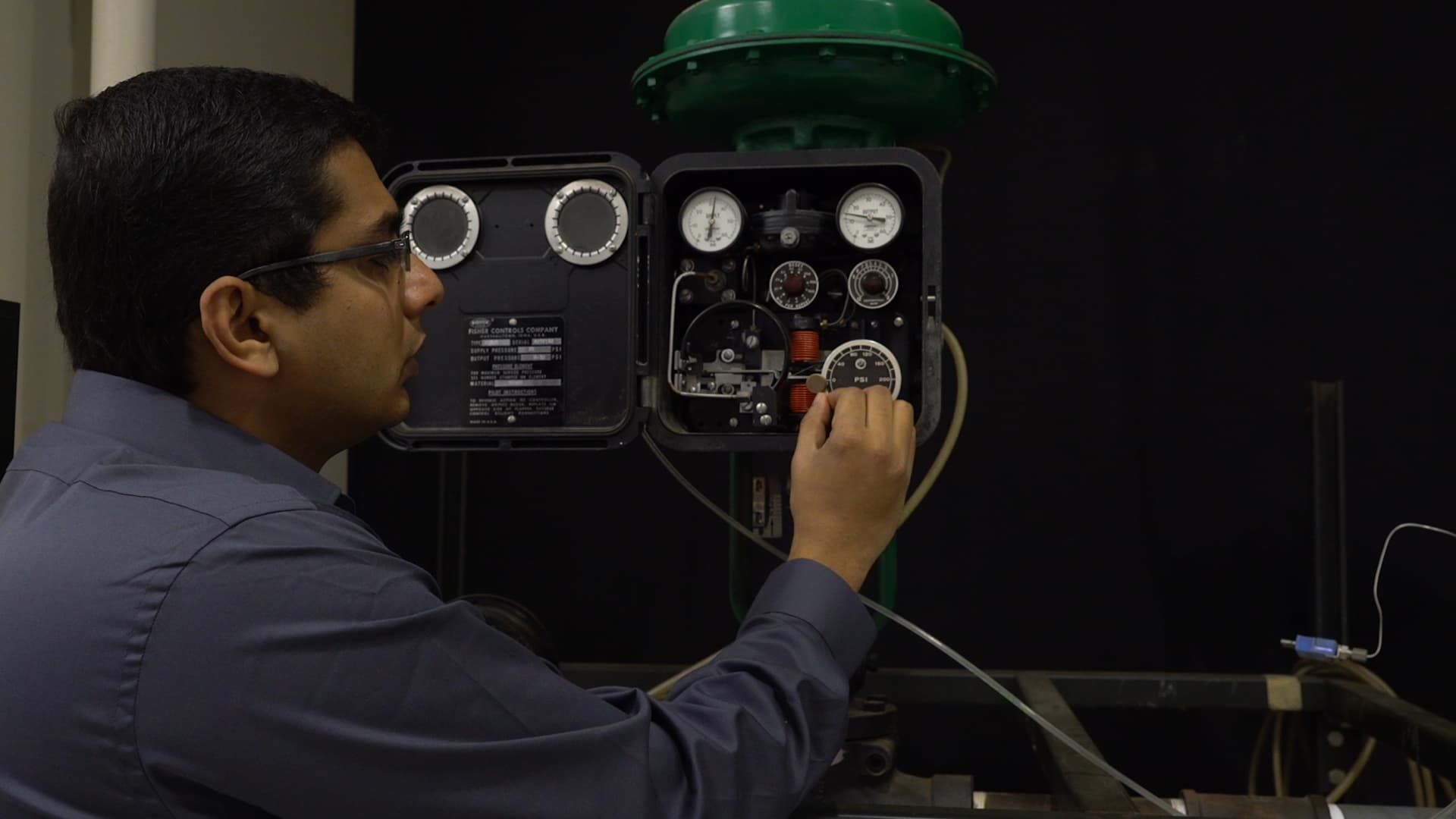 Nozzle Analysis: Variations in Mach Number and Pressure Along a Converging and a Converging-diverging Nozzle