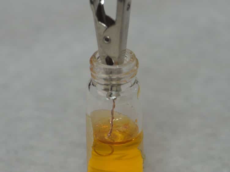 A Simple Dewar/Cryostat for Thermally Equilibrating Samples at Known Temperatures for Accurate Cryogenic Luminescence Measurements