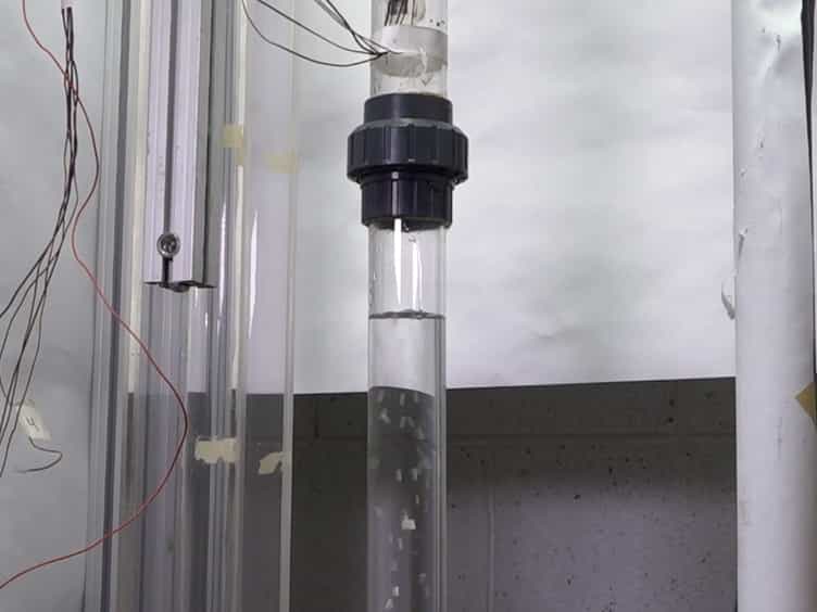 Measurements of Local Instantaneous Convective Heat Transfer in a Pipe - Single and Two-phase Flow