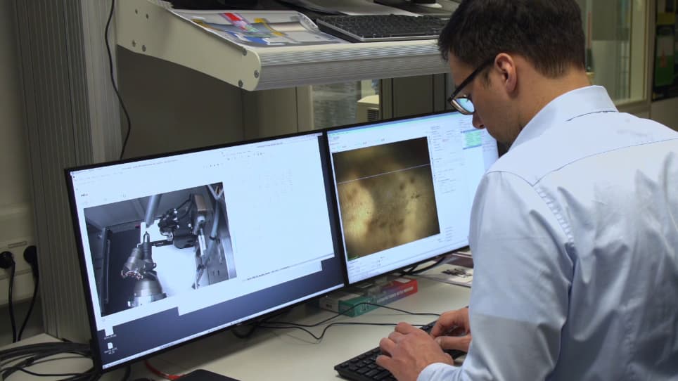 An All-in-one Sample Holder for Macromolecular X-ray Crystallography with Minimal Background Scattering