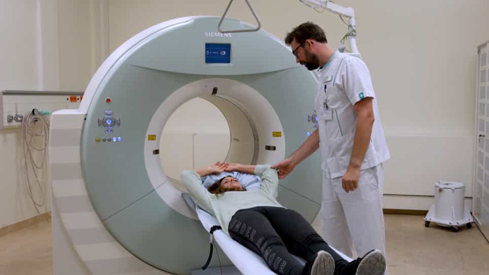 Management of Respiratory Motion Artefacts in 18F-fluorodeoxyglucose Positron Emission Tomography using an Amplitude-Based Optimal Respiratory Gating Algorithm