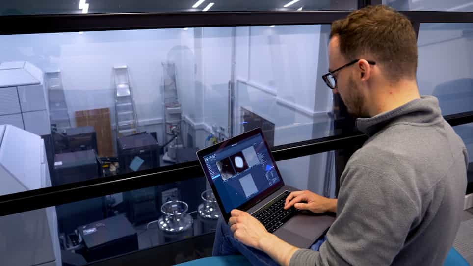 Single Particle Cryo-Electron Microscopy: From Sample to Structure