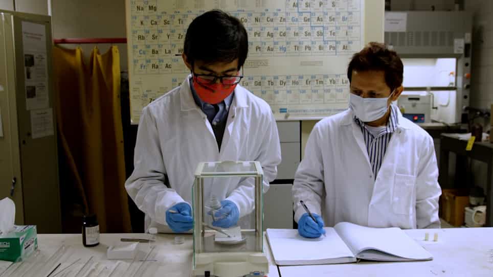 Comparison of Two Different Synthesis Methods of Single Crystals of Superconducting Uranium Ditelluride