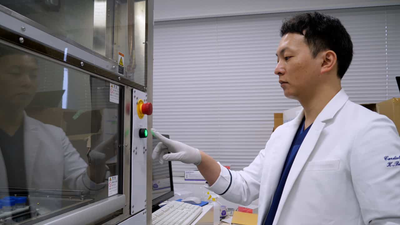 An Automated Culture System for Maintaining and Differentiating Human-Induced Pluripotent Stem Cells