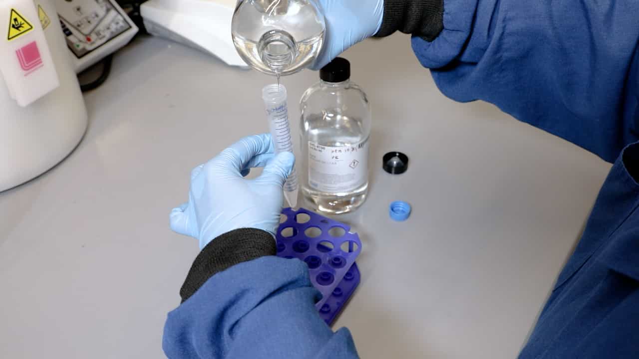 A Novel Platform for In Vitro Cellular Stretching and Imaging